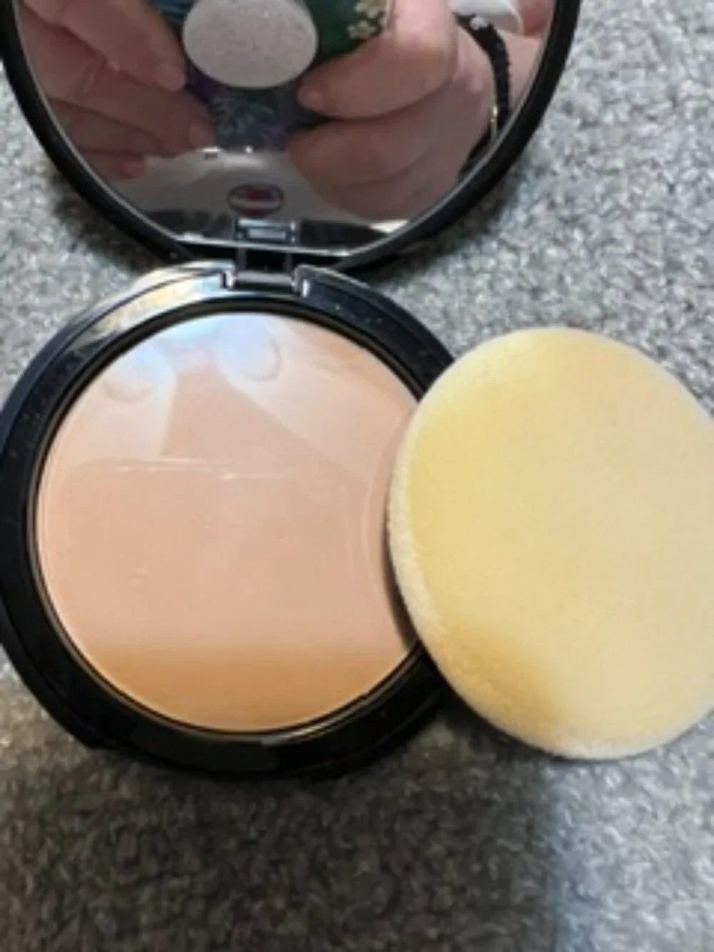 NWOB KVD Lock-it Finishing Powder in Light-Medium - Never used